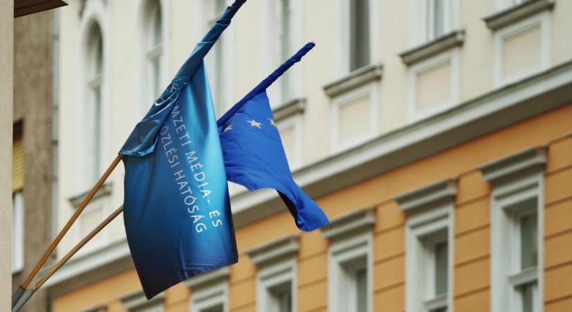 Egymillió forintra bírságolták a Metropolt, mert arra buzdította olvasóit, hogy fotózzanak miniszoknyás nőket