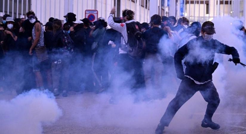 Gigatüntetésre készül Franciaország: máris inog Macron új kormányfőjének széke