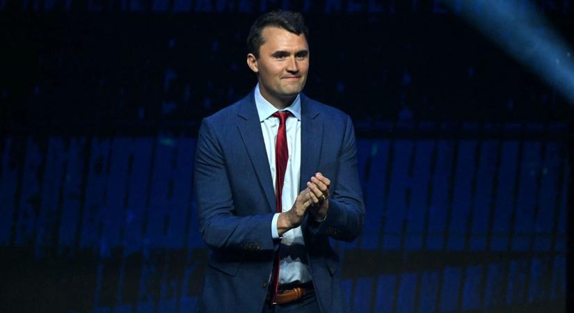 Steiner József barátai állnak ott Charlie Kirk özvegye mellett
