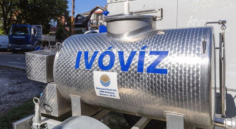 Csőtörés Debrecenben: lajtoskocsit is a helyszínre vezéreltek! – fotókkal!