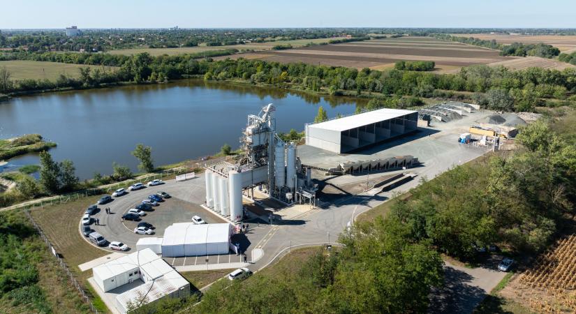 A környezeti terhelés minimalizálásával működő aszfaltkeverő üzemet adtak át Orosházán
