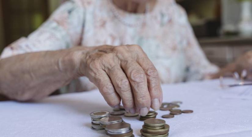 Két részletben érkezik a pluszpénz a nyugdíjasoknak: ezek az időpontok