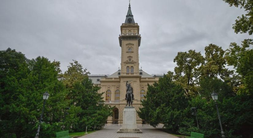 Egy perces néma gyásszal kezdődött a hódmezővásárhelyi közgyűlés