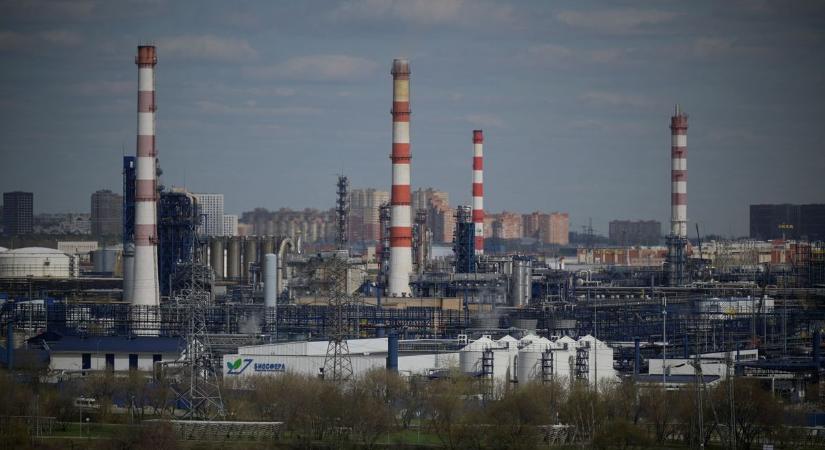 Bedurvult az ukrán offenzíva: lángokban áll Oroszország legnagyobb olajfeldolgozója (VIDEÓ)