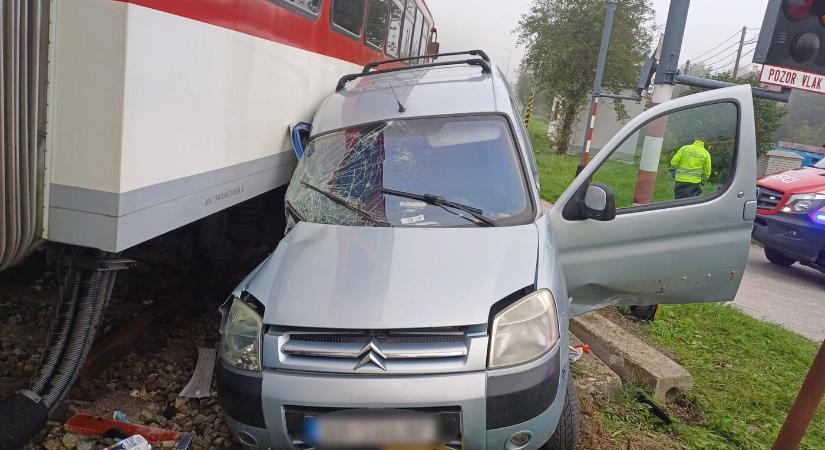 Autó hajtott az érkező személyvonat elé, egy nő megsérült (FOTÓK)
