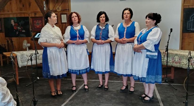 Katonadalok és cicege