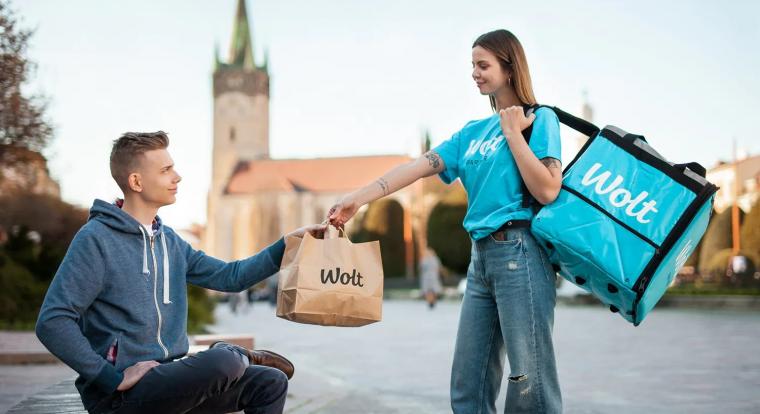 Kamuakciók és tiltott kiszolgálás miatt büntették a Woltot