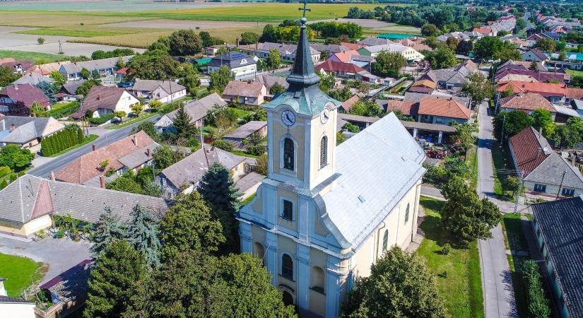 Múlt és jövő találkozása a Duna partján