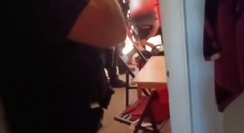 Videón, ahogy a rendőrök elfogják a veszprémi késelőt, ez a fiatal nő lehet a tettes