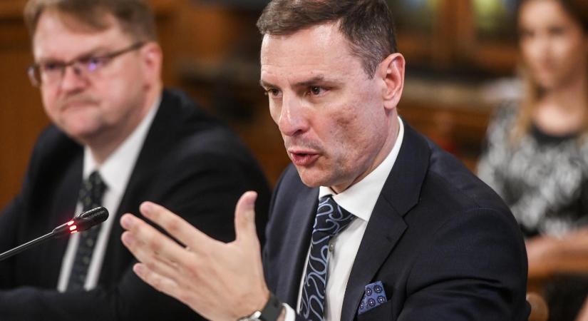 Tuzson Bence szerint az Orbán-kormány egyik tagja sem érintett a Szőlő utcai javítóintézet ügyében, Dobrev Klára ellen jogi lépéseket tesznek