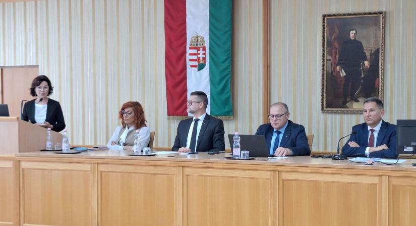 Dübörög a civil élet Zalában, s vár a türjei templom sörözője