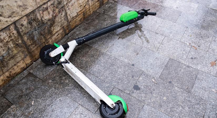Körültekintés nélkül egy autó elé hajtottak a rolleresek