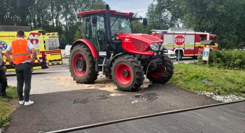 Gyorsvonat elé hajtott a traktor, a sofőrt mentőhelikopterrel szállították kórházba