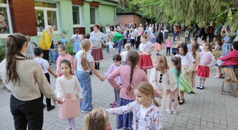 Táncházas szüreti családi napot rendeztek a Szabadság téri óvodában – videóval
