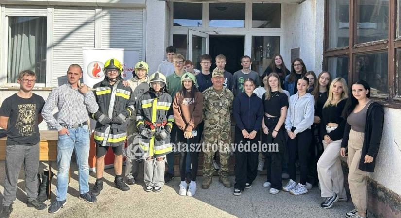 Iskolások látogattak a kapuvári laktanyába