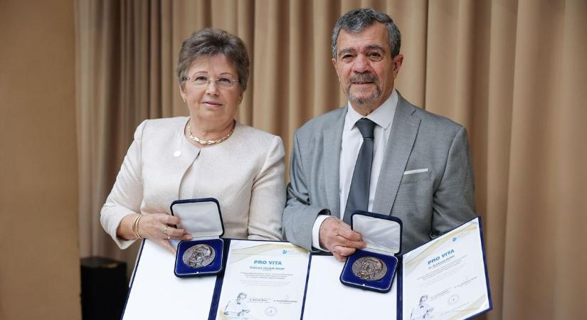 Szülészeten dolgozókat tüntettek ki a hatvani kórházban - fotókkal
