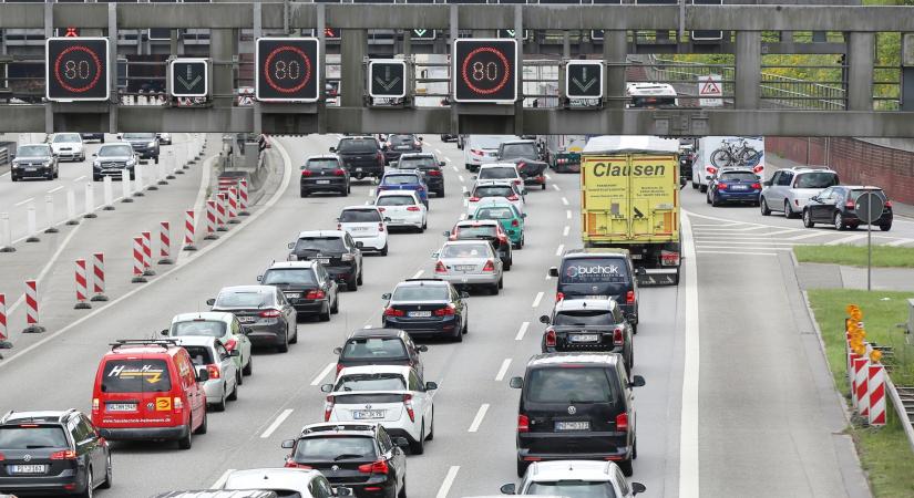 Az autópályán hagyott el egy férfit a családja