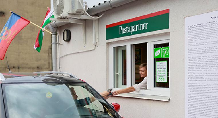 Nyíregyházán megnyitott az első magyar drive-through posta