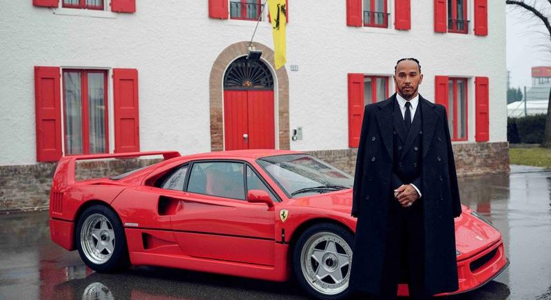 Hamilton eladta az összes autóját – de egy Ferrarira még benevezne