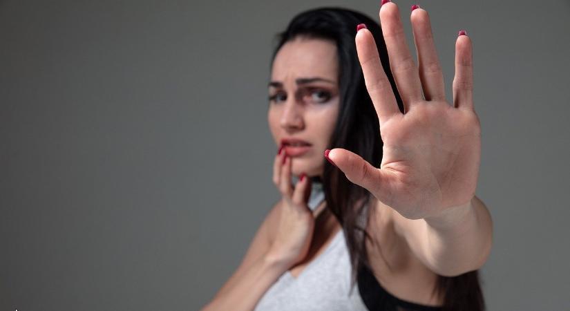 „Meg akarlak ölni” – hónapokig terrorizálta volt barátnőjét egy férfi