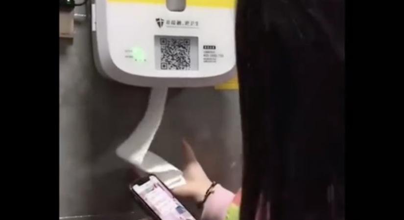 Reklámot kell nézni a klópapírért a nyilvános WC-ben Pekingben