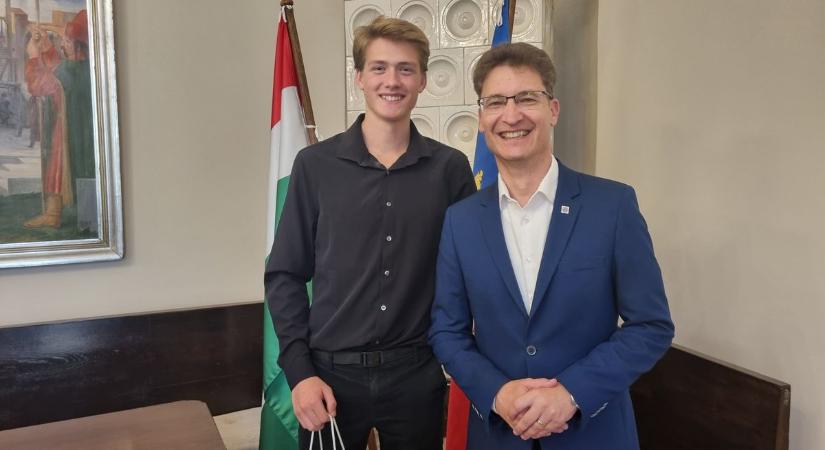 Az öttusázókat köszöntötték a fehérvári városházán