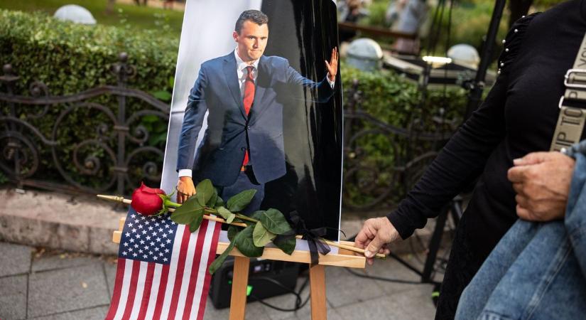 „Lehet, hogy a Donald Trumpnak szánt golyót Charlie Kirk fogta fel” – csendben, gyertyákkal emlékeztek Charlie Kirkre a Szabadság téren (GALÉRIA)