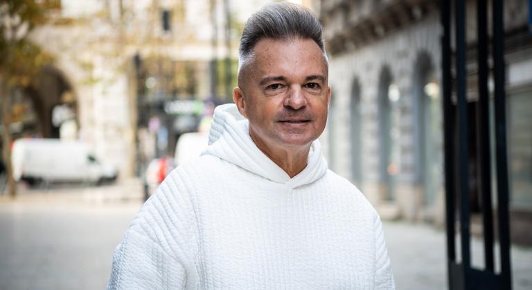 Súlyos fájdalmakkal került kórházba a Rádió 1 híres műsorvezetője, Cooky.