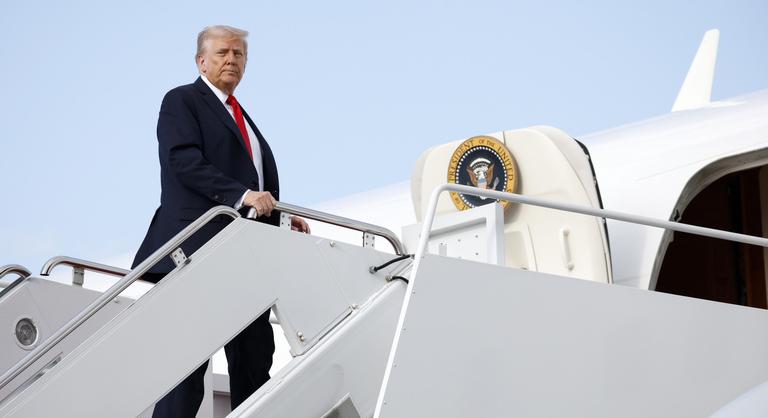 Túl közel került Donald Trump gépéhez egy repülő, furcsa figyelmeztetést kapott a pilóta