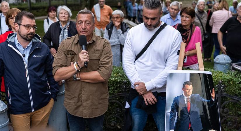 Több száz fős tömeg gyűlt össze a Charlie Kirkért szervezett gyertyagyújtáson