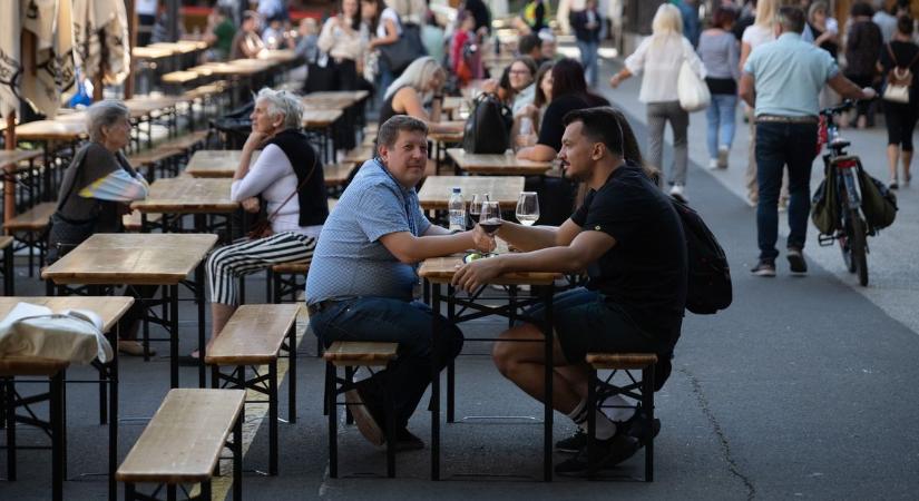 Felfedeztük a Bor tér árait, megnéztünk egy szupermenzát és kiderítettük miért élnek rettegésben a baktóiak