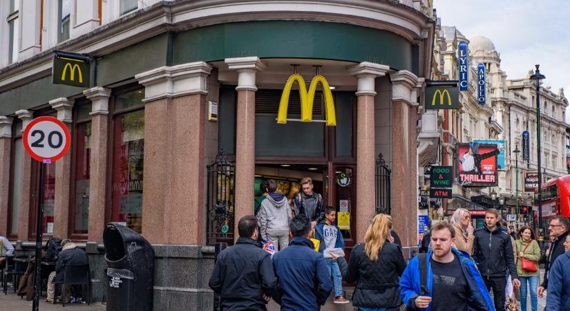 Szabályosan ledöbbent a híres influenszer, mennyivel másabb a brit McDonald’s