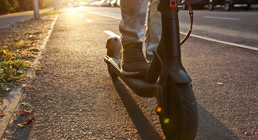 Halálra gázoltak egy fiatal elektromos rollerest Győrben