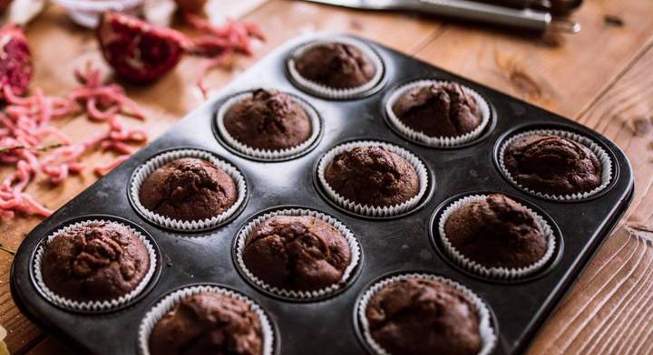 Kakaós, körtés muffin egyszerűen: rögtön dupla adaggal süsd