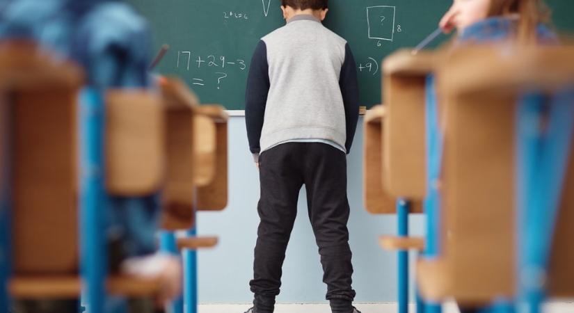Adhat a tanár egyest azért, mert a diák folyamatosan beszélget az órán?