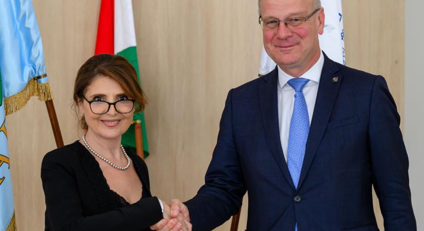 Navracsics Tibor az adzsarai kulturális miniszterrel egyeztetett az Európa Kulturális Fővárosa cím elnyerésével kapcsolatos lehetőségekről