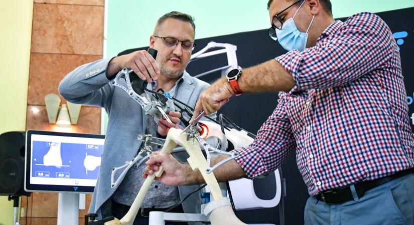 Térdsebészet: robottal ismerkedtek a miskolci orvosok