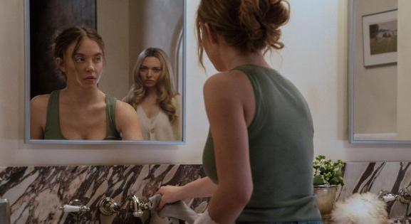 Sydney Sweeney véres fejjel szendvicset eszik a Housemaid előzetesében