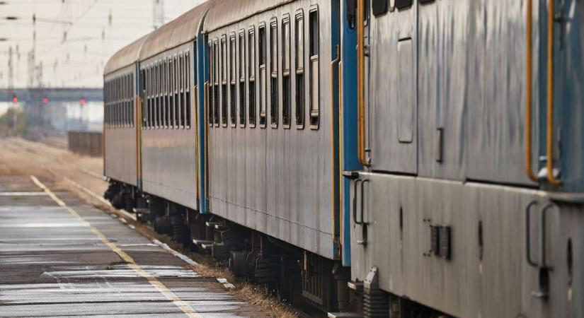 Több ezer liter gázolajat csapoltak le a vonatokból, majd kollégáiknak értékesítették