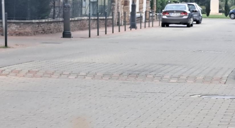 Fekvőrendőrt építettek Törökszentmiklóson, a Kossuth térnél