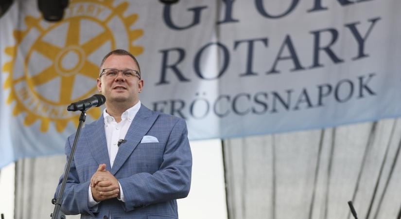 A győri közgyűlés Közigazgatási és Pénzügyi Bizottsága szerint nem összeférhetetlen az, hogy Fekete Dávid egyszerre önkormányzati képviselő és miniszteri biztos