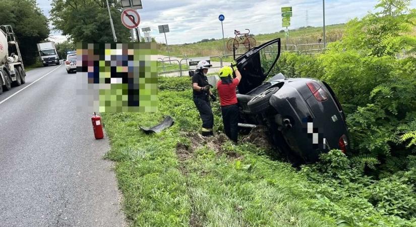 Árokba borult autók bénították meg a közlekedést a térségben helyszíni fotók