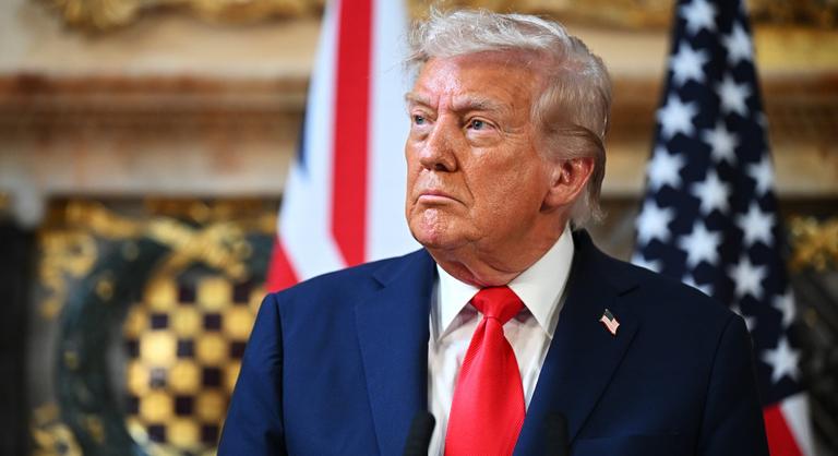 Donald Trump elvenné a működési engedélyt azoktól a tévécsatornáktól, amik negatív színben tüntetik fel