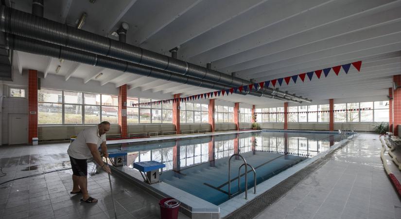 Gyerekekhez hívtak mentőt, miután szúrós szagot éreztek a tatai tanuszodában