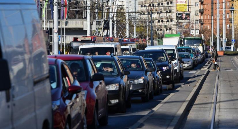 Szakértők mondták ki: a budapesti utak megteltek, nincs is elég belőlük és még fejletlen is az úthálózat