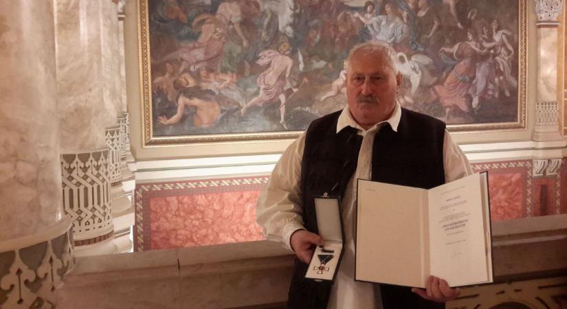Patkóból is csinált már szerencsegyűrűt a szabolcsi kovácslegenda, akinek ma már a fia a főnöke – fotókkal