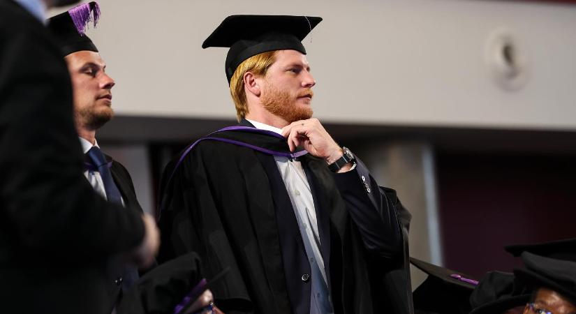 Világsztárokkal együtt vette át diplomáját Angliában Bogdán Ádám