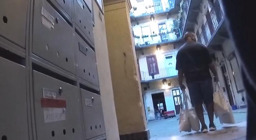 Kampány a Józsefvárosban: rizs, cukor, citromlé, és a fideszes jelöltet támogató üzenet, vajszínű táskában