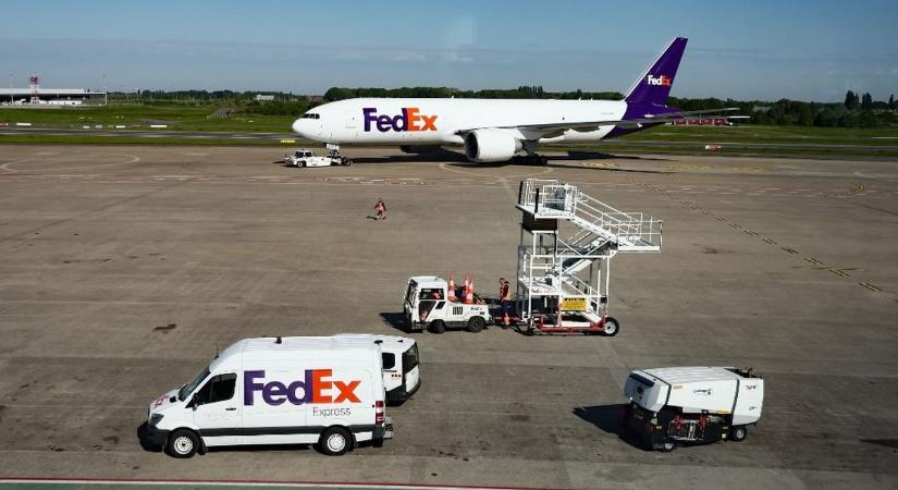 Siratja a kínai csomagcunami megállítása miatt kieső bevételeit a FedEx