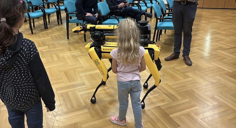 Robotkutya, kézzel vezérelhető drónok, rajzoló robot – lesz minden a Kutatók Éjszakáján